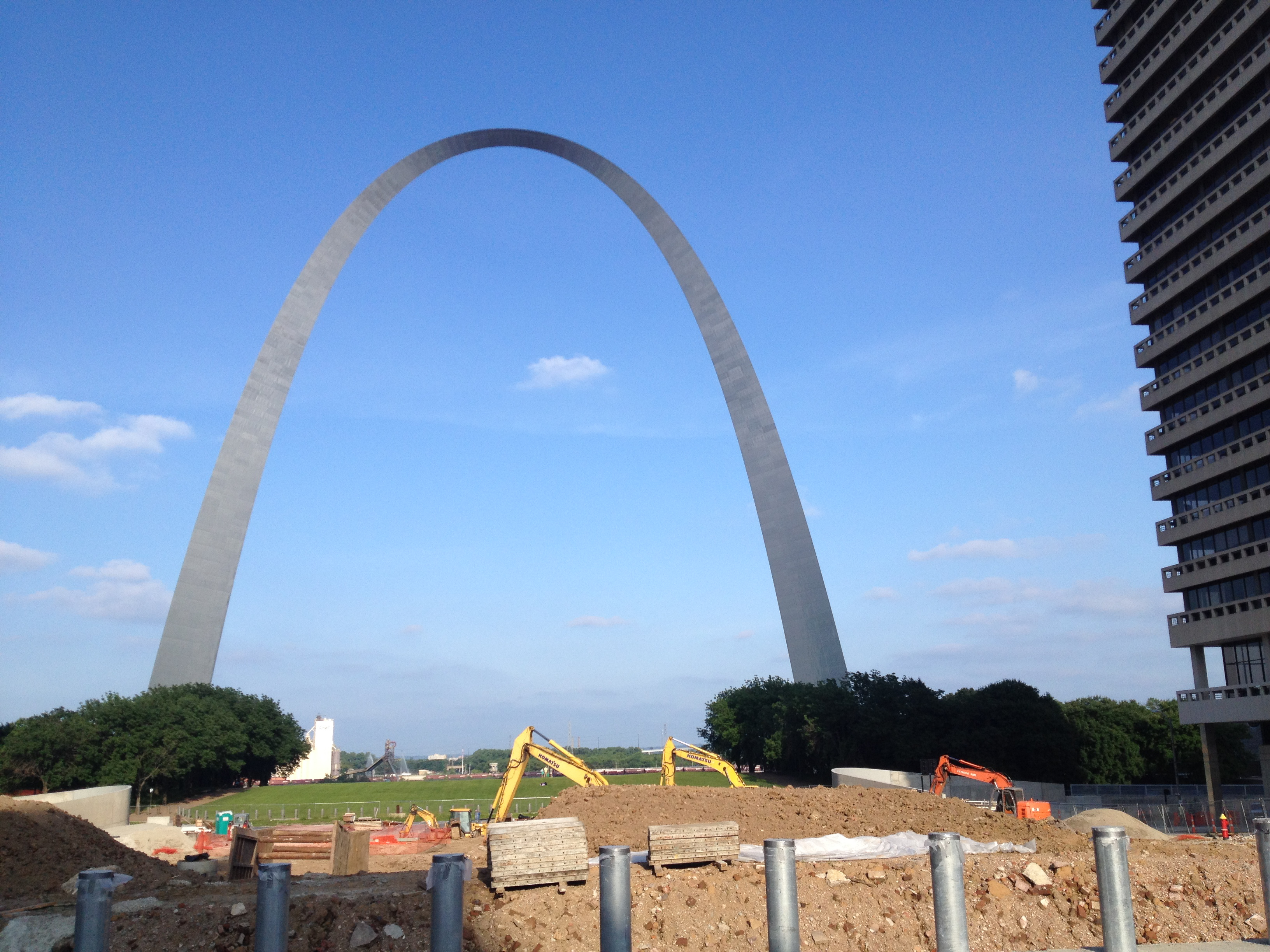 Saint Louis hat immerhin ein Wahrzeichen, den Arch. Um die Baustelle herum, dann immer geradeaus, nicht zu verfehlen...