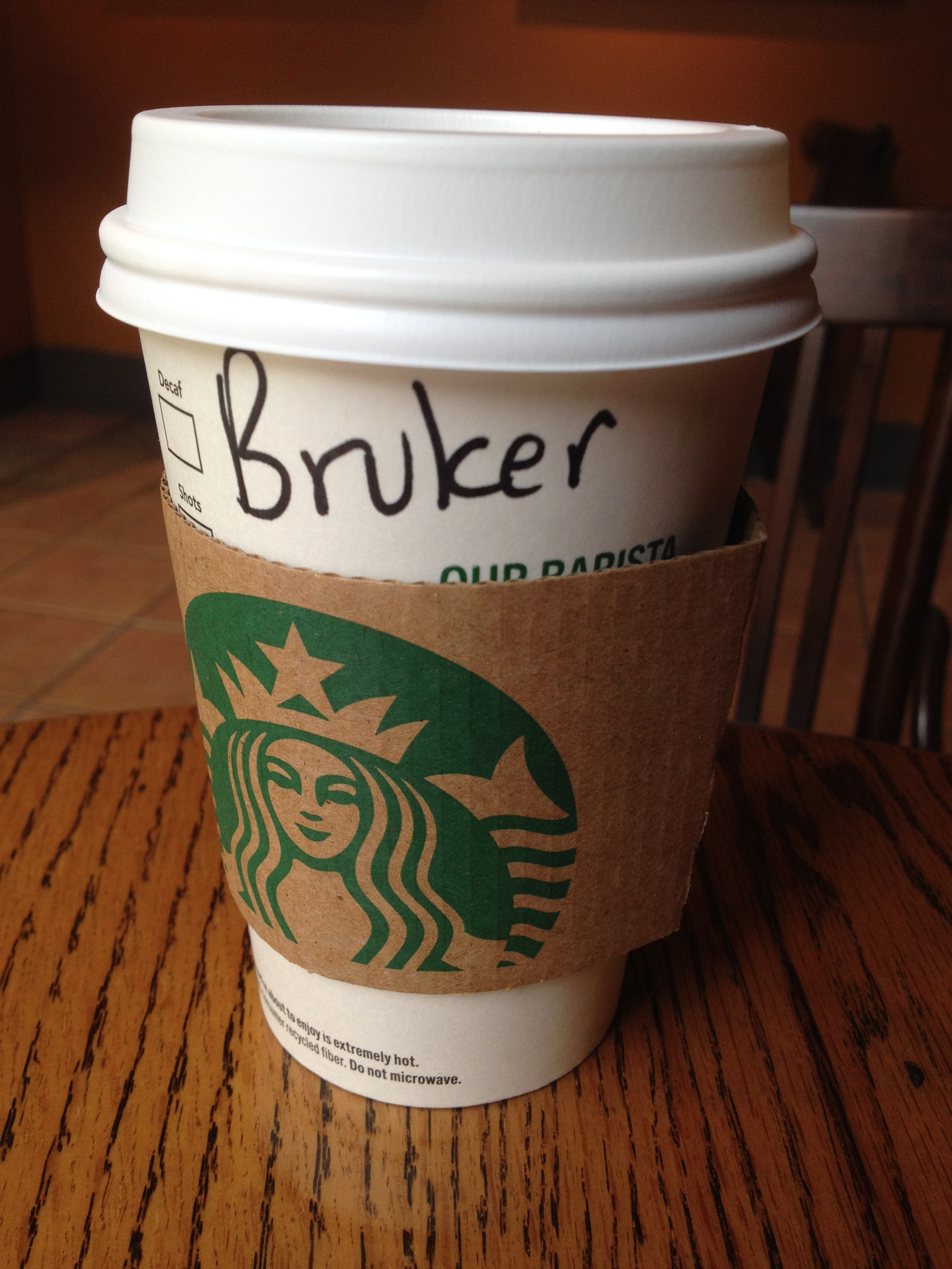 Das passiert übrigens, wenn man einen für Amerikaner unaussprechbaren Namen hat, und den dann bei Starbucks von seinem ID-Kärtchen ablesen lässt...:)
