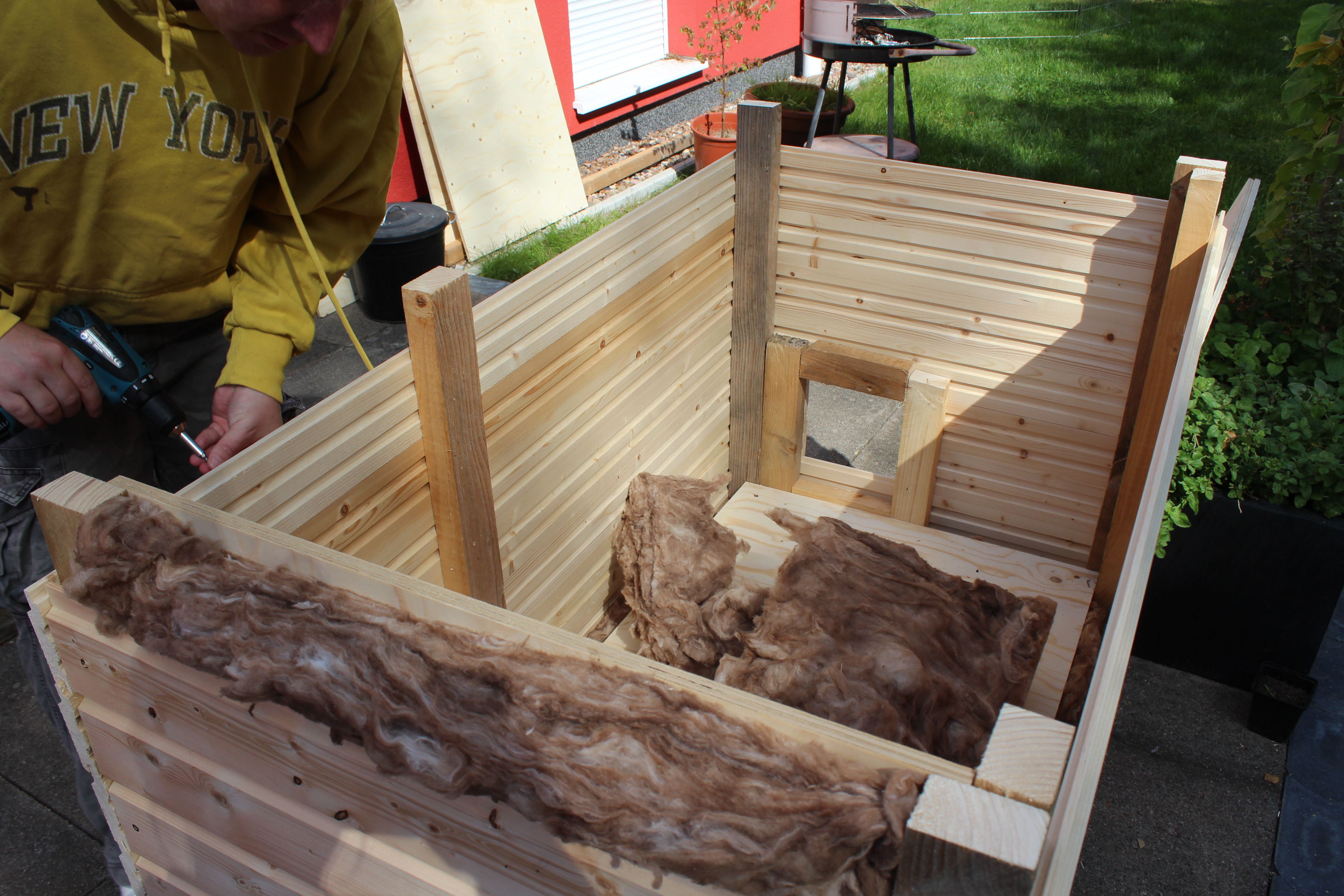 Da es langsam kalt wird, haben wir eine isolierte Winterschutzbox gebaut. 3,5 cm Holzwolle in allen Wänden.